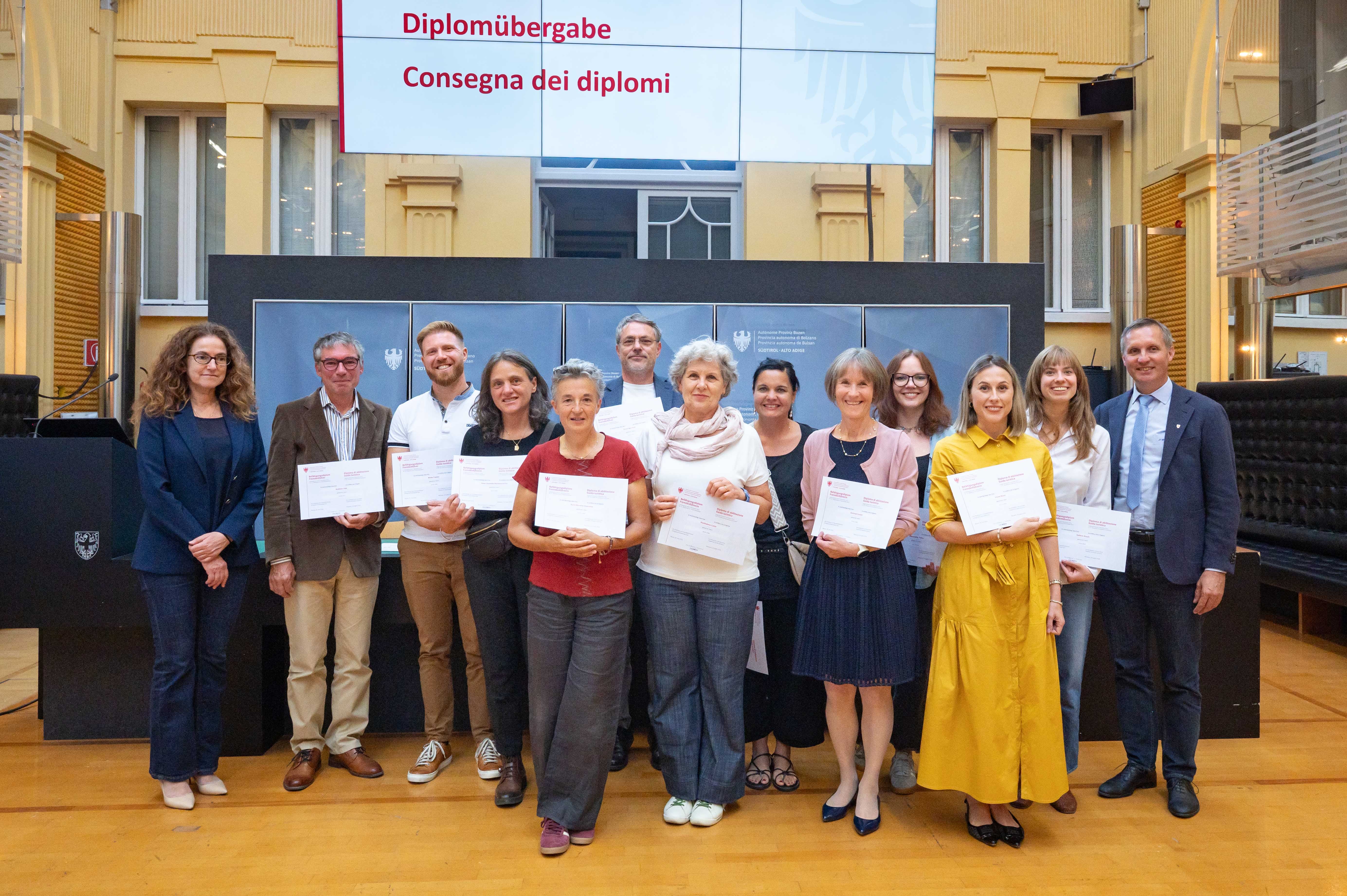 15 neue Fremdenführerinnen und Fremdenführer haben am 23. September ihr Diplom erhalten. (Foto: LPA/Greta Stuefer)