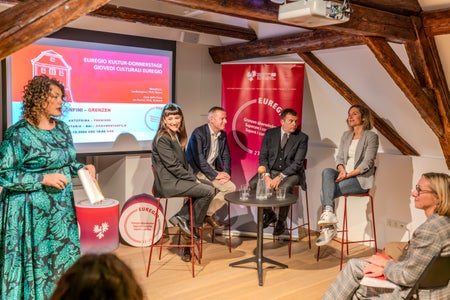 Runder Tisch zum Rai-Dokumentarfilm über die Euregio mit (v. l.) Moderatorin Valentina Leone, Filmautorin Sara Catalini, Euregio-Generalsekretär Christoph von Ach, Rai-Documentari Projektleiter Lorenzo Di Dieco, Erica Cova (eine Filmprotagonistin) und (sitzend) Landesrätin Magdalena Amhof (Foto: LPA/Daniel von Johnston)