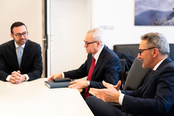 Für Landesrat Galateo, Generalsekretär Magnago und Landeshauptmann Kompatscher ist die Absicherung der Kontinuität der Produktion und der Beschäftigung zentral, wurde beim Treffen am 7. Februar deutlich. (Foto: LPA/Manuela Tessaro)