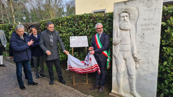 Inaugurazione a Mantova della targa dedicata ad Andreas Hofer. D sinistra Walter Kaswalder, presidente Consiglio provinciale del Trentino, Paolo Predella, presidente dell'Associazione Porta Giulia Hofer, Maurizio Fugatti, presidente Euregio e della Provincia di Trento, e Mattia Palazzi, sindaco di Mantova (Foto: ASP/Euregio/Angelo Conte)