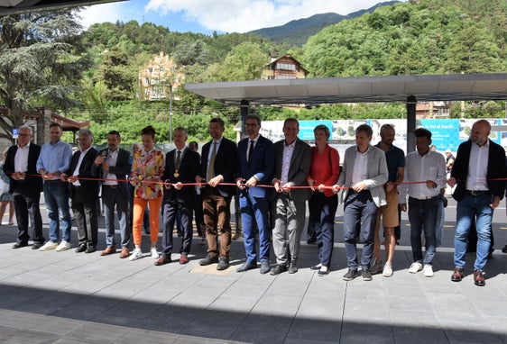 Banddurchschneiden zur Eröffnung des neuen Mobilitätszentrums Brixen mit BM Brunner, LR Alfreider, LH Kompatscher, LR Massimo Bessone in der Mitte (6.,7.,8. u. 9. v.l.) und den Vertretern von Mobilität, Verwaltung, Europaabteilung und Bauunternehmen. (Foto: LPA/Angelika Schrott)