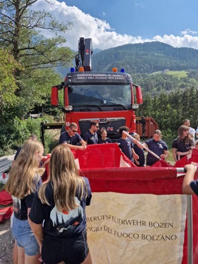 I partecipanti hanno potuto vivere in prima persona la quotidianità dei vigili del fuoco professionisti. (Foto: USP/Vigili del fuoco Corpo permanente di Bolzano)