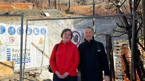 Landesrat Peter Brunner und die Bürgermeisterin von Schlanders Christine Kaaserer machten sich kürzlich vor Ort ein Bild vom Baufortschritt. (Foto: Thomas Bodner)
