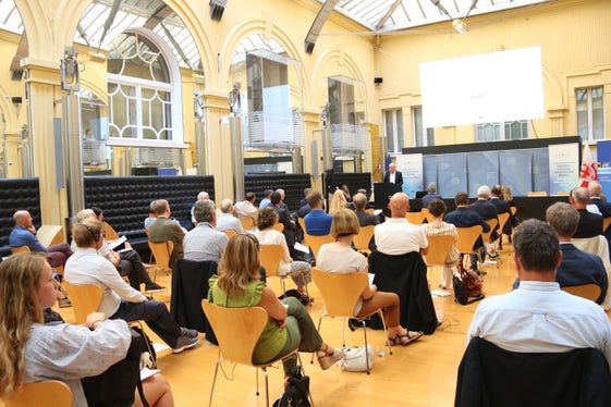 Nach der Unterzeichnung der Abkommen nahmen die Vertretenden der Wissenschaftsfonds die Forschungskooperationen im deutschen Sprachraum unter die Lupe. (Foto: LPA/Matilde Ciriani) 