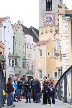 Wie haben Eisack und Rienz das Leben in Brixen verändert? Stadtführung auf der Adlerbrücke, im Hintergrund der Weiße Turm. (Foto: LPA/Maja Clara)
