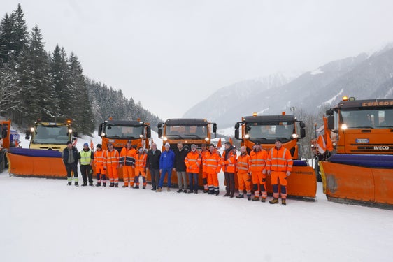 Tutti i collaboratori del Servizio strade Val Pusteria della Provincia autonoma di Bolzano sono impegnati sul territorio per garantire la sicurezza stradale ed effettuare lo sgombero neve, al di là dei compiti che spetterebbero loro da usuale mansionario. L'assessore provinciale alle Infrastrutture e alla Mobilità Daniel Alfreider (settimo da destra) si è recato sul posto, nei pressi della Südtirol Arena Alto Adige di Anterselva per ringraziarli. (Foto: USP/Ingo Dejaco)