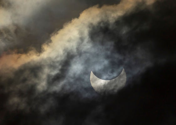 Per osservare l'eclissi solare in piena sicurezza, il Dipartimento Prevenzione sanitaria e Salute raccomanda di non guardare mai direttamente il sole senza protezione. Solo gli occhiali certificati per le eclissi solari o gli appositi filtri solari, espressamente indicati per l'osservazione diretta del sole, offrono una protezione adeguata. (Foto: Pexels/Stephen Leonardi. La foto può essere utilizzata solo in relazione al presente comunicato stampa.)