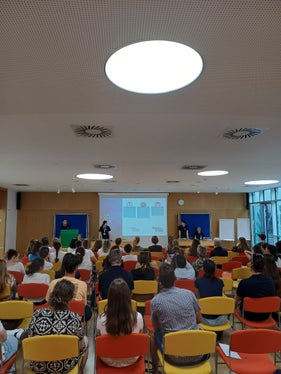 Bei dem Infomrationstreffen in der Wirtschaftsfachoberschule WFO in Bozen waren neben den Verantwortlichen der Deutschen Bildungsdirektion und dem mit der Umsetzung des Projekts beauftragten Team der Firma Master Studio auch die Eltern der Schülerinnen und Schüler dabei. (Foto: LPA/Deutsche Bildungsdirektion/Jürgen Bergmann)