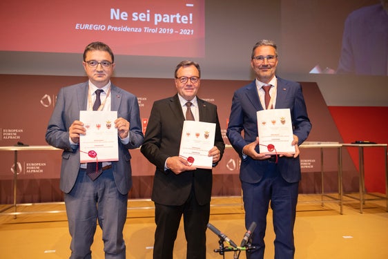 Vorstellung des neuen Euregio-Vertrages mit den Landeshauptleuten (v.l.) Fugatti, Euregio-Präsident Platter, Kompatscher (Foto: Land Tirol/Sedlak)