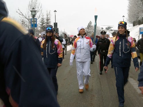 Isolde Kostner leggenda dello sci e dello sport italiano ha vestito i panni di seconda tedofora durante il transito della fiaccola olimpica nella sua Ortisei. (Foto: USP)