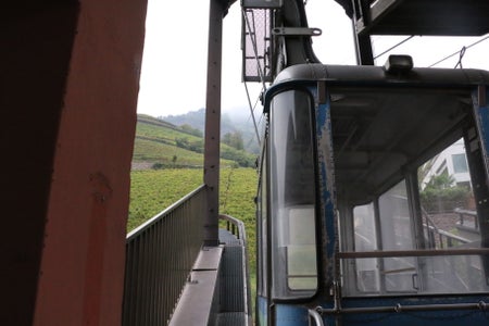 Die Seilbahn Jenesien wird abgebaut. Zuerst werden die Seile der alten Bahn entfernt, bevor die eigentlichen Gebäude abgetragen werden. (Foto: LPA/Patrick Thaler)