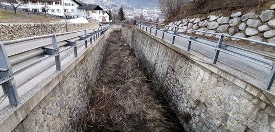 Der Thalhofergraben ist ein rechter Zubringer des Eisacks; auf der Höhe des Kinderdorfes haben die Arbeiter der Wildbachverbauung die Künette freigeräumt und damit den Durchfluss wieder ungehindert ermöglicht. (Foto: LPA/Landesamt für Wildbach- und Lawinenverbauung Nord)