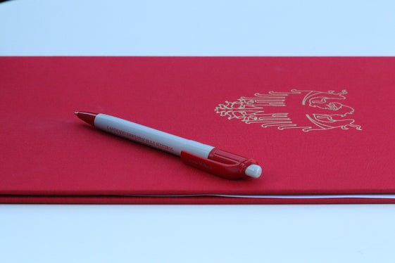 Bereit: die Unterschriftenmappen zur Unterzeichnung der Verlängerung des Abkommens der Führung der Landesfeuerwehrschule (Foto: LPA/Maja Clara)