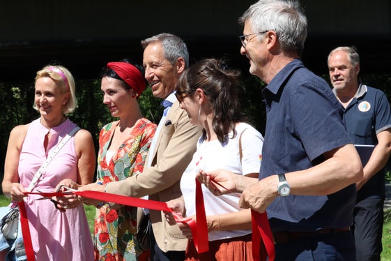 Taglio del nastro al parco fluviale di Merano. Nella foto (da sinistra) l'ex assessora comunale di Merano Gabi Strohmer, la vicesindaca Katharina Zeller, il sindaco Dario Dal Medico, l'assessora alla gioventù e attività di tempo libero del Comune di Merano, Emanuela Albieri e l'assessore comunale al Sociale Stefan Frötscher. (Foto: ASP/Maja Clara)