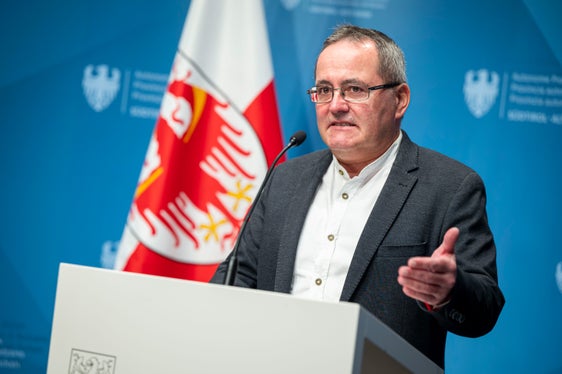 Bildungsdirektor Gustav Tschenett steht einer Arbeitsgruppe vor, die derzeit die Ergebnisse der Online-Umfrage sichtet. (Foto: LPA/Fabio Brucculeri)