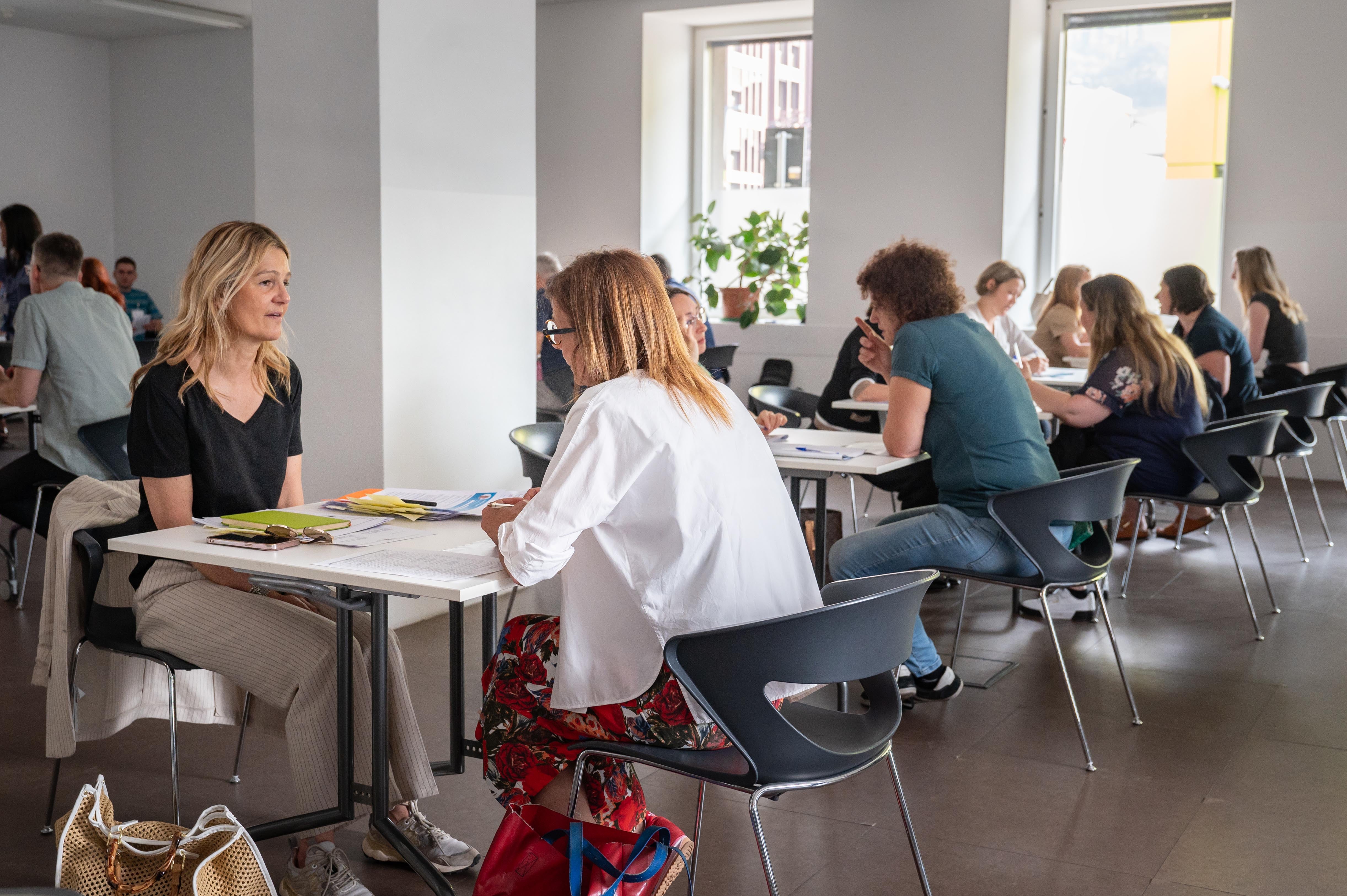 Bei einem Speed-Dating trafen die 58 Wettbewerbssiegerinnen und -sieger der VIII. Funktionsebene auf Führungskräfte – und konnten noch am selben Tag einer passenden Stelle in der Landesverwaltung zugeteilt werden. (Foto: LPA/Greta Stuefer)