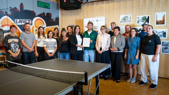 Il Centro giovani Fly di Laives è uno dei 31 datori di lavoro che hanno completato con successo tutte le fasi dell’audit e che hanno ora ottenuto il certificato “Dialogo”, confermando così il proprio impegno a favore di una cultura aziendale orientata alla famiglia e alle diverse fasi della vita. (Foto: USP/Fabio Brucculeri)