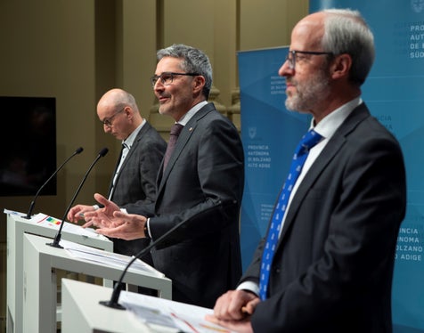 Auf die positive Personalbilanz des Sanitätsbetriebs aufgrund der getroffenen Maßnahmen im laufenden Jahr wies der Generaldirektor des Südtiroler Sanitätsbetriebes, Florian Zerzer, (vorne im Bild) hin. (Foto: LPA/Fabio Brucculeri)