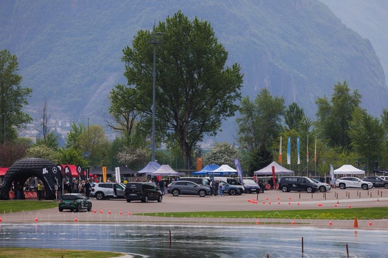 Neben den Testfahrten umfasste das Programm auch Vorführungen mit Instruktoren, Informationen zu Lademöglichkeiten und Förderungen sowie einen Kinderbereich. (Foto: STA/Ivan Brentegani)