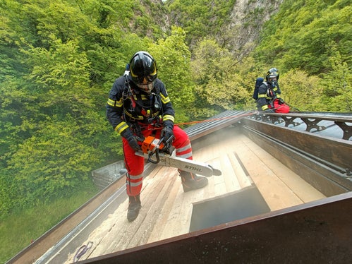 Auch den Umgang mit der Motorsäge beherrschen die neuen Berufsfeuerwehrmänner und die Berufsfeuerwehrfrau nun nach ihrer Ausbildung (im Bild). (Foto: LPA/Berufsfeuerwehr Bozen)