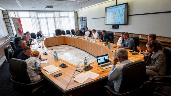Momentaufnahme des Treffens zur Verkehrssteuerung am Grödner Joch am 9. Juli im Sitzungssaal der Landesregierung im Landhaus 1 in Bozen. (Foto: LPA/Fabio Brucculeri)