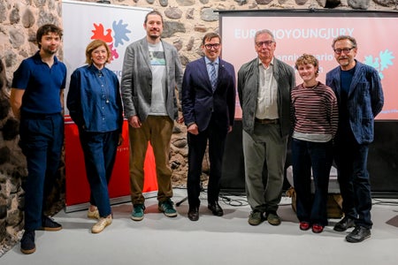 Uno sguardo ai 10 anni di EuregioYoungJury: (da sinistra) Janick Entremont, Helene Christanell, Willi Thiel (direttore artistico BFFB), Dominik Holzer (Euregio), Werther Ceccon, Ida Waldner e Luigi Loddi (presidente BFFB). (Foto: Euregio/Manuela Tessaro)
