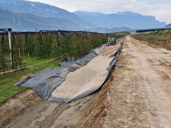 Das Amt für Wildbachverbauung Süd in der Agentur für Bevölkerungsschutz hat den Damm auf der orografisch linken Seite der Etsch in den Gemeinden Pfatten und Auer verstärkt. Durch den Bau eines Filterkörpers aus Schotter wurde die Gefahr der Unterströmung beziehungsweise Untersickerung verringert und die Stabilität des Dammes bei Hochwasserereignissen erhöht. (Foto: LPA/Amt für Wildbachverbauung Süd in der Agentur für Bevölkerungsschutz)