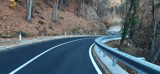 Auf der Landesstraße nach Afing wurden enge Kurven ausgebaut, damit sich auch größere Fahrzeuge kreuzen können. (Foto: LPA/Sabine Thurner)