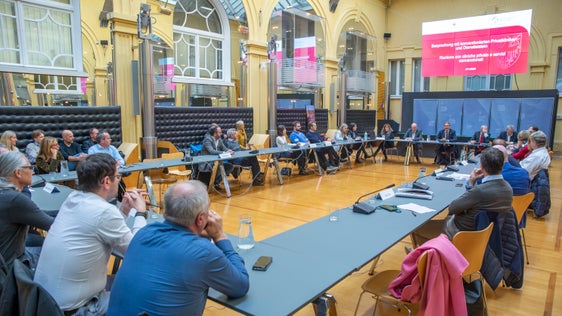 Beim heutigen Austausch haben Vertreterinnen und Vertreter des Amtes für Gesundheitsökonomie und des Sanitätsbetriebes einige gesetzliche Neuerungen vorgestellt. (Foto: LPA/Fabio Brucculeri)