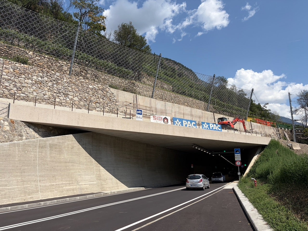 Vom 31. August an werden im Tunnel der Umfahrung Kastelbell-Galsaun Präzisionsfräsungen durchgeführt. Die Umfahrung bleibt deshalb voraussichtlich bis 3. September gesperrt. (Foto: LPA/Ressort Infrastrukturen und Mobilität)
