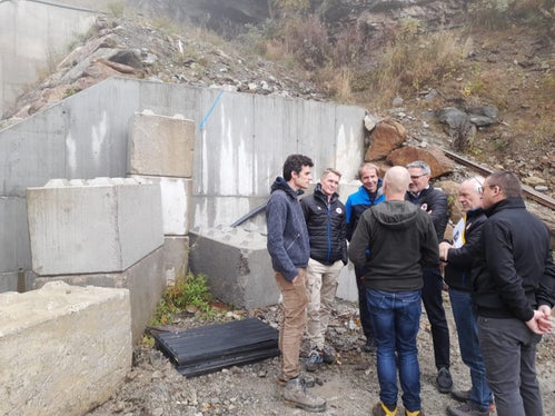 In St. Nikolaus in der Gemeinde Ulten wird die Wildbachverbauung am Messnerbach bald mit nachhaltigem Beton arbeiten, informierte der Direktor des Funktionsbereichs Wildbachverbauung Fabio De Polo (2.v.r.) beim Lokalaugenschein. (Foto: LPA/Maja Clara)