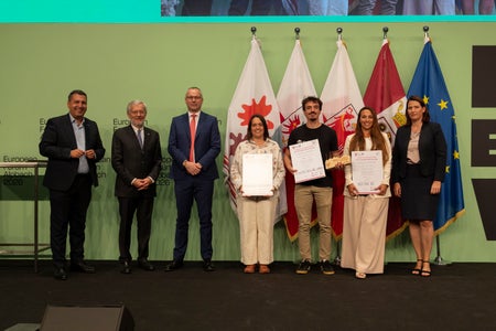 Vincitori e vincitrici del Premio Innovazione dell'Euregio, categoria 2: (da sinistra) il presidente della giuria Marcus Hofer, Michl Ebner (Camera di commercio di Bolzano), Andrea De Zordo (Camera di commercio di Trento), Stefania Malfatti (Behavix SRL Società Benefit), Philipp Tschaikner (KinCon biolabs GmbH), Beatrice Iaia (BIOTITAN SRL) e Barbara Thaler (Camera di Commercio del Tirolo) (Foto: Land Tirol/Sedlak)