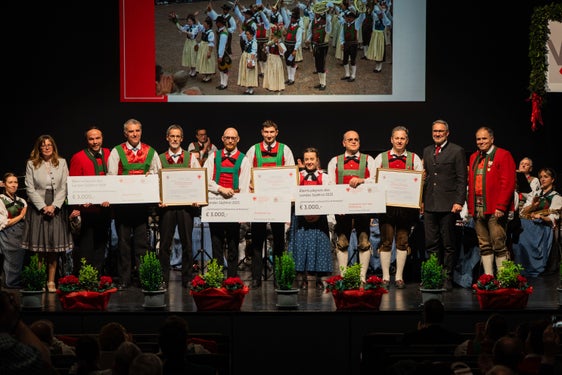 Der Verband Südtiroler Musikkapellen (VSM) hat am Samstag, 14. März, bei seiner 78. Mitgliedervollversammlung in Bozen den Blasmusikpreis des Landes Südtirol vergeben. Der mit jeweils 3.000 Euro dotierte "Blasmusikpreis des Landes Südtirol" ging heuer an die Bürgerkapelle Gries sowie an die Musikkapellen Teis und Peter Mayr Pfeffersberg. Im Bild von links: Landesmusikschuldirektorin Alexandra Pedrotti, Landesrat Philipp Achammer, Vertreter der Bürgerkapelle Gries sowie der Musikkapellen Teis und Peter Mayr/Pfeffersberg mit Landeshauptmann Arno Kompatscher und Verbandsobmann Josef "Pepi" Ploner. (Foto: VSM/Stephan Niederegger)