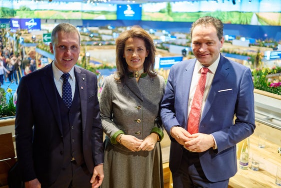 Confronto alla Settimana verde di Berlino (da sinistra): l'assessore provinciale altoatesino Luis Walcher, la ministra all'Agricoltura bavarese Michaela Kaniber e il ministro federale austriaco all'Agricoltura, Foreste, Regioni e Gestione delle acque Norbert Totschnig: con questa cooperazione di ricerca, le tre regioni alpine, che affrontano sfide simili nel settore agricolo e forestale, intendono unire le forze. (Foto: USP/Henning Schacht/StMELF)