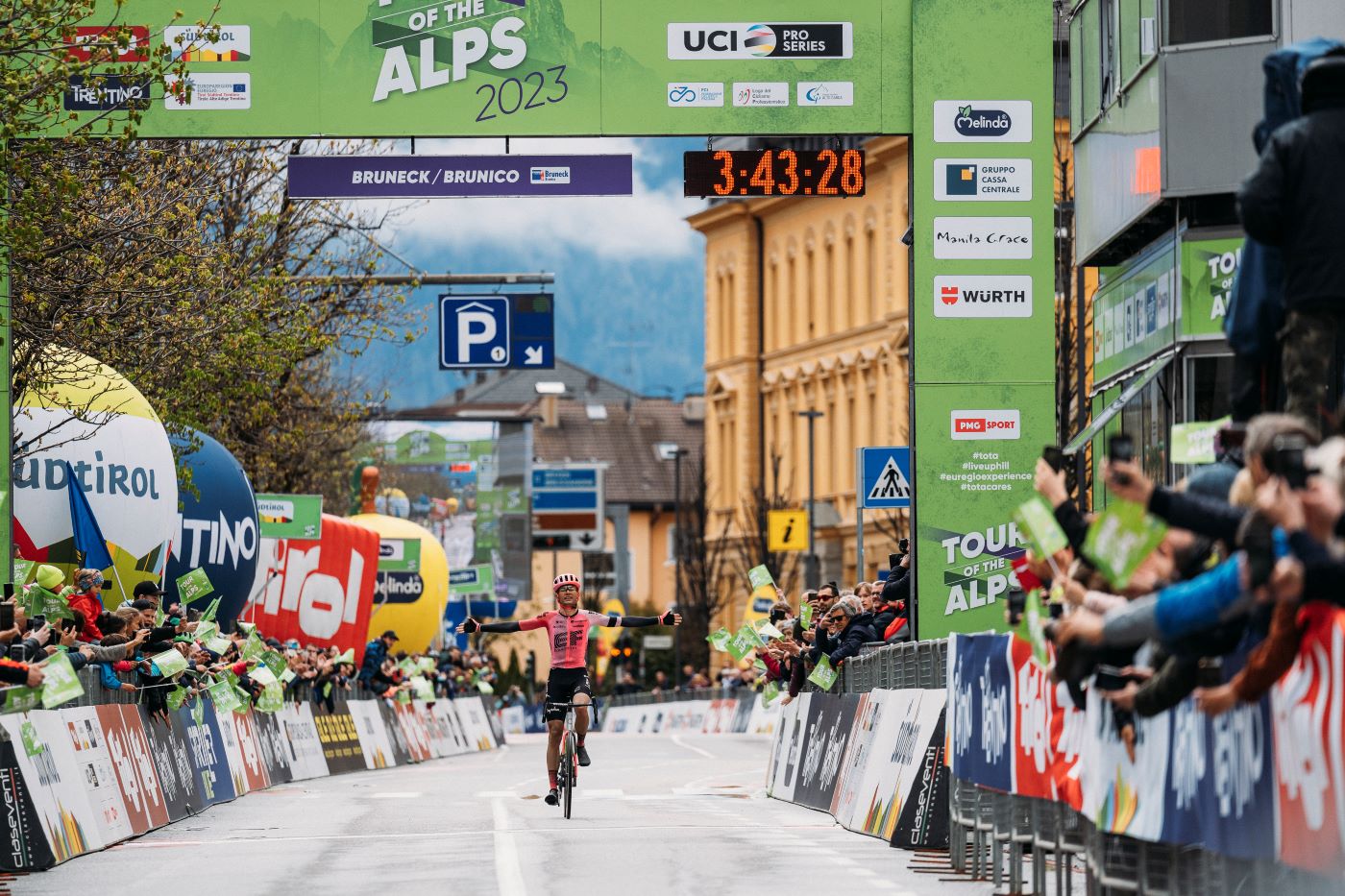 Simon Carr vittorioso sul traguardo di Brunico nell'ultima tappa del Tour of the Alps 2023: la classifica generale fu appannaggio di Tao Geoghegan Hart (Foto: Daniele Molineris)