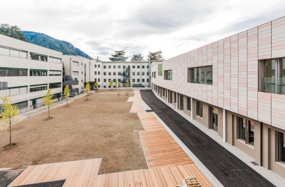 Das Oberschulzentrum G. Galilei in Bozen wurde erweitert: Das Erdgeschoss wurde saniert und um ein Obergeschoss aufgestockt, der Innenhof neu gestaltet. (Foto: Landesamt für Hochbau West/Paolo Tenaglia)