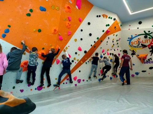 Les scolares y i scolars á ince porvé da s'arpizé sö por n parëi tratan le proiet Dis dla sanité 2021. (Foto: USP/Intendënza y Cultura ladina)