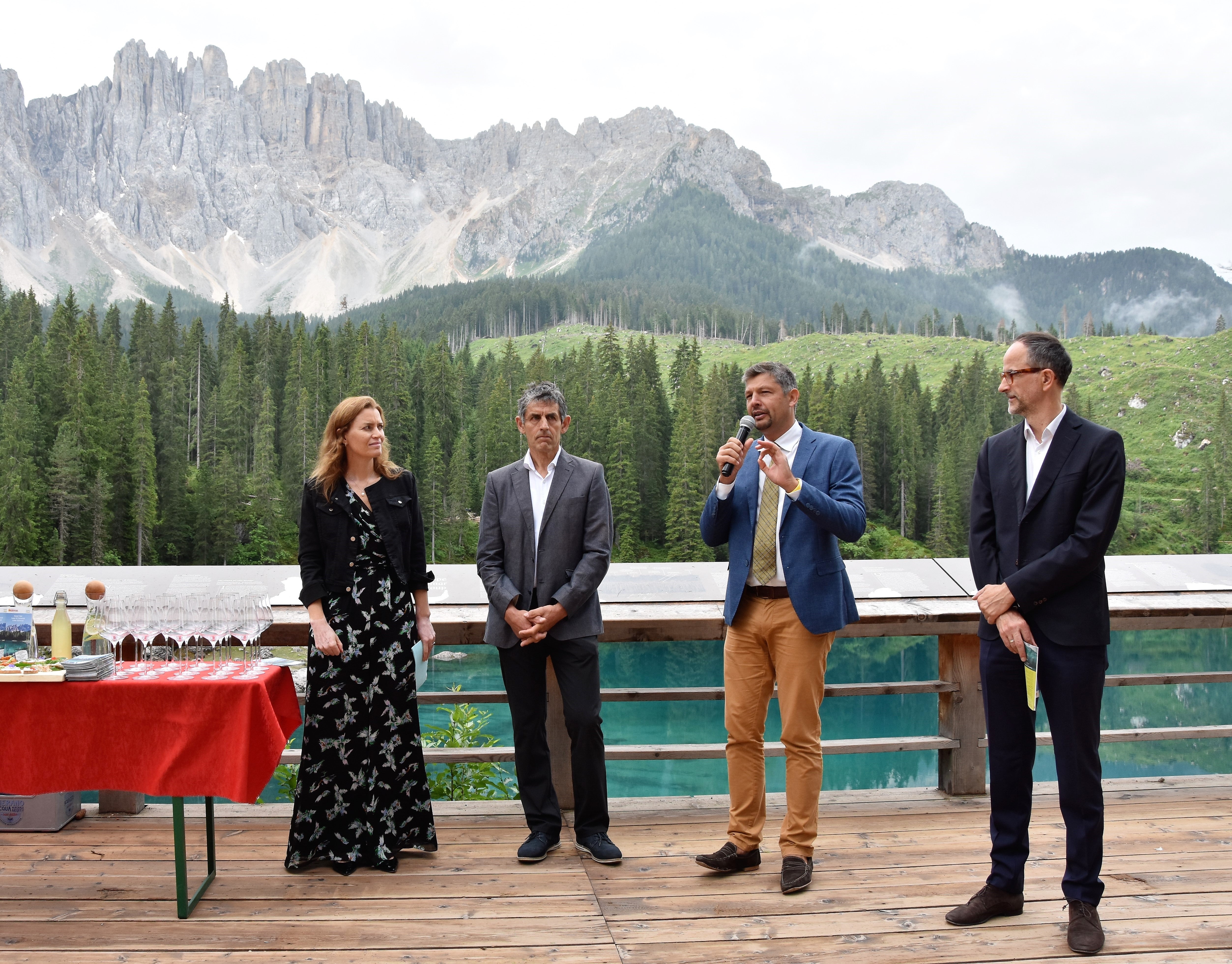 Zusammenarbeit für ein passendes Hot-Spot-Managment für den Karersee: Tourismusmanagement-Expertin Gufler, BM Dejori, LR Alfreider und IDM-CEO Hinteregger. (Foto: LPA/Angelika Schrott)