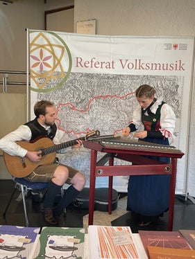 Als einzige Südtiroler Solistin nahm Pauline Maria Feichter mit dem Hackbrett am Wettbewerb teil; im Bild von Samuel Huber auf der Gitarre begleitet. (Foto: LPA/Landesdirektion Deutsche und ladinische Musikschule)