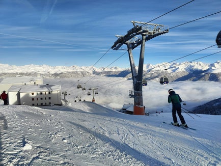 
Die Aufstiegsanlagen Kronplatz 1 und 2 können erneuert und im Zuge dessen die Mittelstation verlegt werden. Eine zusätzliche Talabfahrt unterhalb der Mittelstation wird es nicht geben. Das hat die Landesregierung beschlossen. (Foto: Unsplash/Dario Morandotti - Das Bild darf nur in Zusammenhang mit dieser Pressemitteilung verwendet werden.)