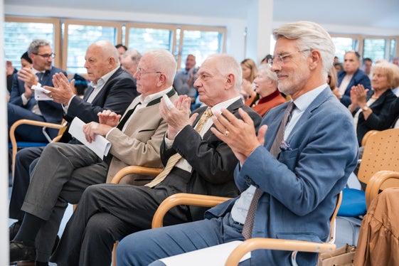Zahlreiche Gäste waren gekommen, um bei der kleinen Feier in Margreit den Mitgliedern und Förderern des Kulturwerkes  für Südtirol zu danken. (Foto: LPA/Bernhard Aichner)