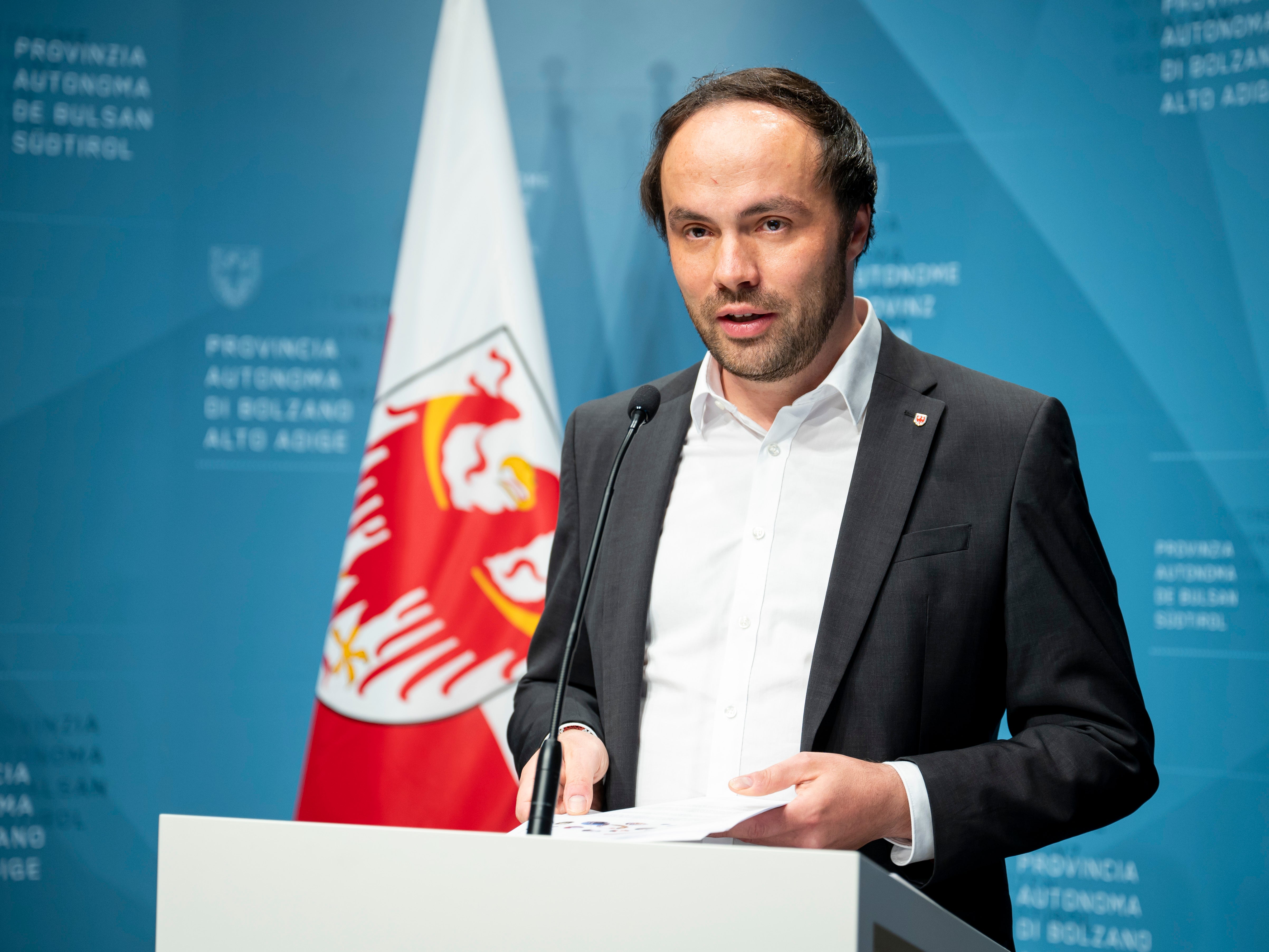 Ricerca ed innovazione sono strumenti fondamentali per il rientro in provincia dei nostri studenti, perché creiamo posti di lavoro altamente qualificati in molti settori”, ha affermato Achammer. (Foto: USP/Fabio Brucculeri)