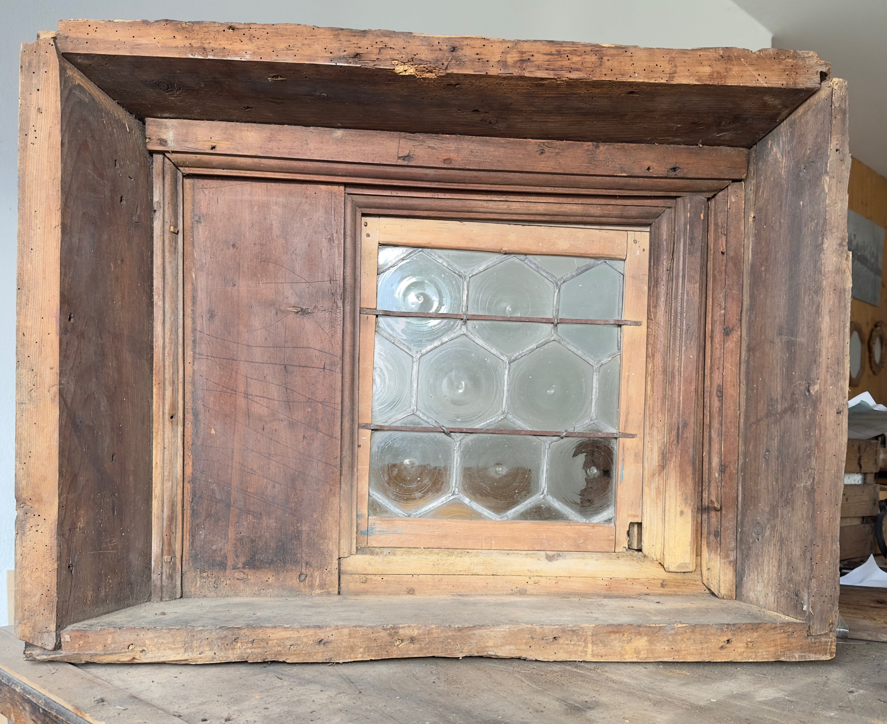 Historische Fenster, wie dieses Schiebfenster aus Rifair im Münstertal sind ab Freitag, 22. November im Landesdenkmalamt zu sehen. (Foto: LPA/Landesdenkmalamt)