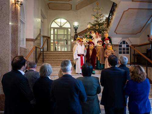 Die Mitglieder der Landesregierung hörten den Liedern und Segenswünschen der Sternsinger aus Schabs zu und unterbrachen dafür ihre Sitzung im Palais Widmann. Landeshauptmann Arno Kompatscher dankte den Kindern und Jugendlichen für ihr Engagement. (Foto: LPA/Fabio Brucculeri)