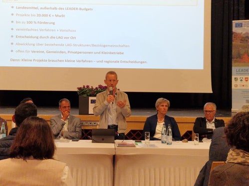 Guardando all'attuale periodo di programmazione, il portavoce in rappresentanza di LEADER Alto Adige, Hubert Ungerer, ha richiamato l'attenzione sulle sfide e sulle opportunità che attendono lo sviluppo regionale. “Siamo a metà dell'attuale periodo di programmazione. Questo è il momento giusto per fare il punto della situazione, ripensare lo sviluppo regionale e definire nuovi orientamenti per il futuro delle nostre aree rurali”, ha affermato Ungerer (in piedi nella foto). (Foto: USP/Katharina Trocker)