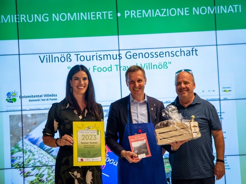 Unter den Finalisten: Slow Food Travel Villnöß (Villnöß Tourismus Genossenschaft). Landesrat Luis Walcher übergibt Stefanie Abfalterer und Klaus Messner den Geschenkkorb. (Foto: LPA/Fabio Brucculeri)