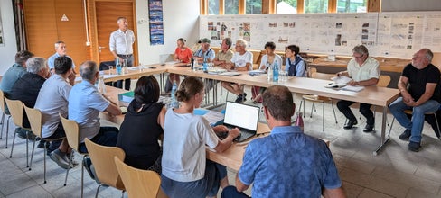 Landesrat Peter Brunner (stehend) betonte bei der Sitzung des Führungsausschusses dessen Bedeutung bei der Gestaltung und Umsetzung von Maßnahmen zum Schutz und zur Pflege des Nationalparks Stilfserjoch, die in Einklang mit den Bedürfnissen der Bevölkerung umgesetzt werden müssten. (Foto: LPA/Vera Brunetti)
