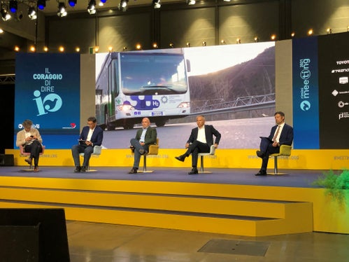 Landesrat Alfreider (r.) hat bei der Konferenz in Rimini die Wasserstoffstrategie als Baustein der emissionsfreien Mobilität in Südtirol vorgestellt. (Foto: LPA/Daniele Santucci)