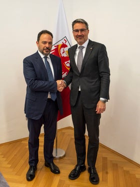 Der neue Direktor des Bozner Sitzes der Banca d'Italia, Michele Benvenuti, und Landeshauptmann Arno Kompatscher (Foto: LPA/Fabio Brucculeri)