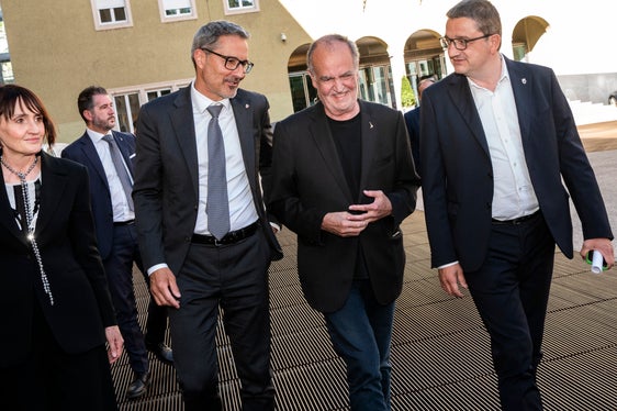 Landeshauptmann Arno Kompatscher (links) und Landeshaupmann Maurizio Fugatti (rechts) begrüßten den Minister für Regionalangelegenheiten und Autonomien, Roberto Calderoli,  in Bozen. (Foto: LPA/Ivo Corrà)